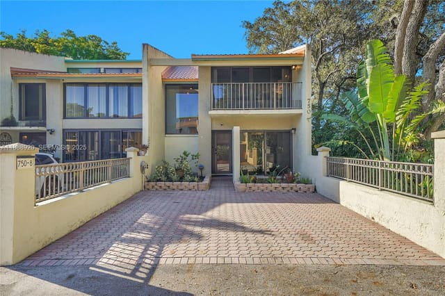 750 E Coco Plum Circle 8, sold in Majestic View Condo Numbe, Plantation, FL
