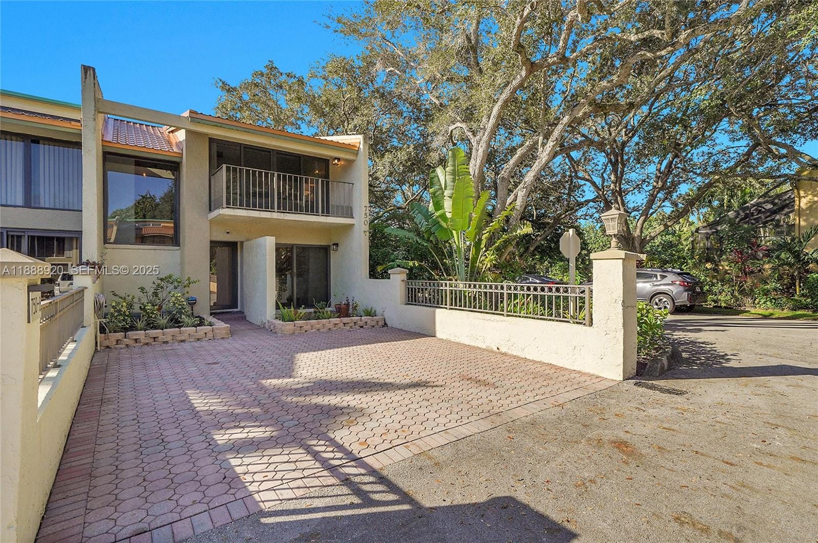 750 E Coco Plum Circle 8, Plantation, FL 33324 photo 2
