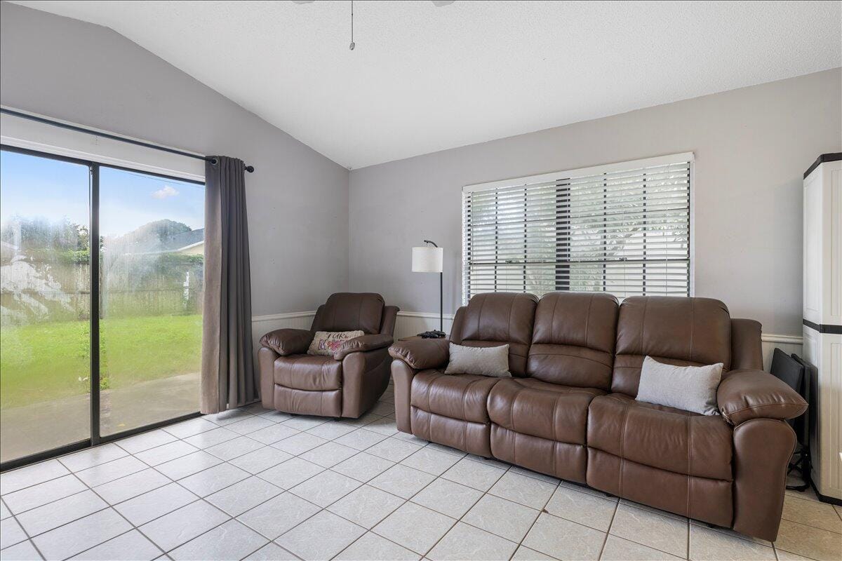 411 13th Lane SW — photo 10