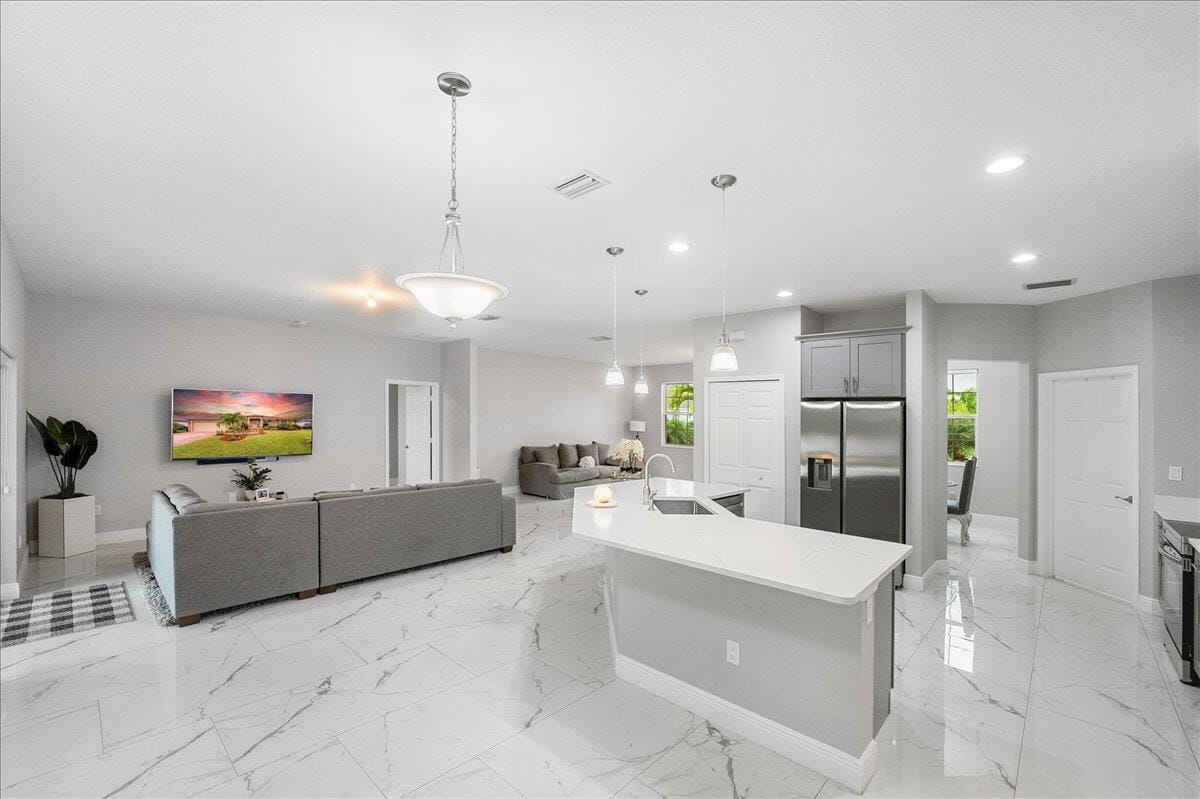 448 SW Vista Lake Drive — photo 5