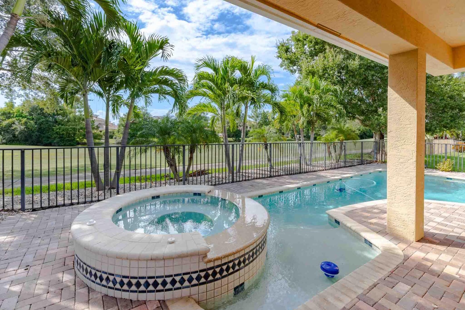 814 SW Palm Cove Drive — photo 3