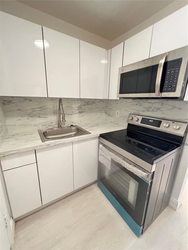 1821 NE 62nd Street 426, sold in Georgian Court Apts Co-Op, Fort Lauderdale, FL