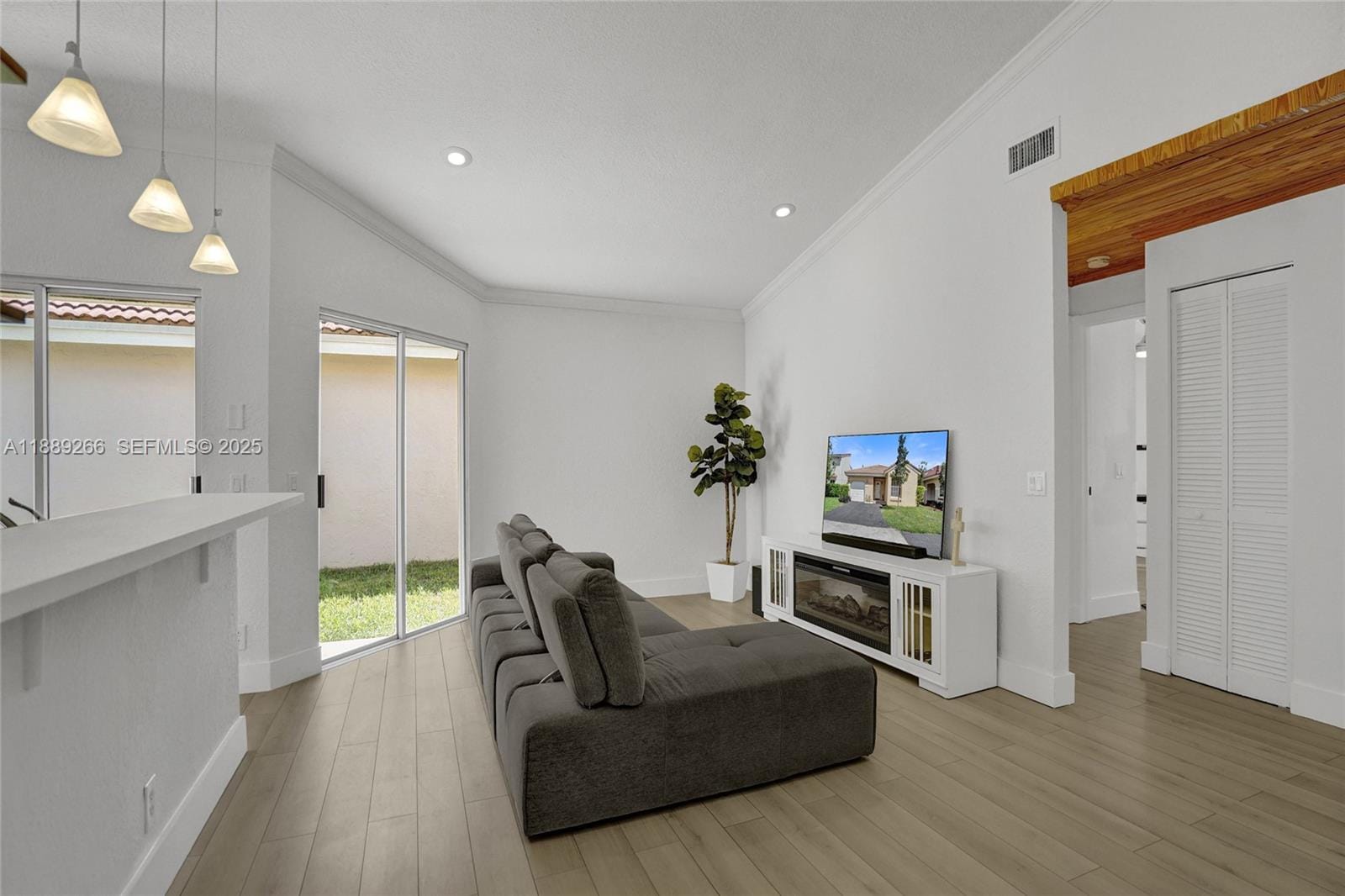 1405 Seagrape Circle — photo 4