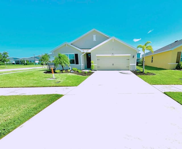 10947 SW Tessili Way, Port St. Lucie, FL 34987