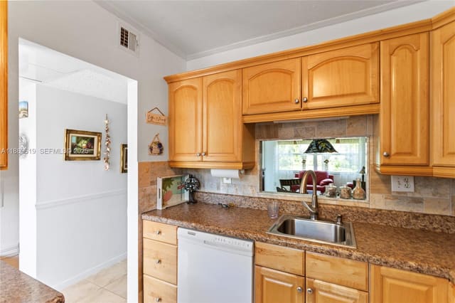 4701 NW 34th Street 511, sold in Thistle Gardens, Lauderdale Lakes, FL