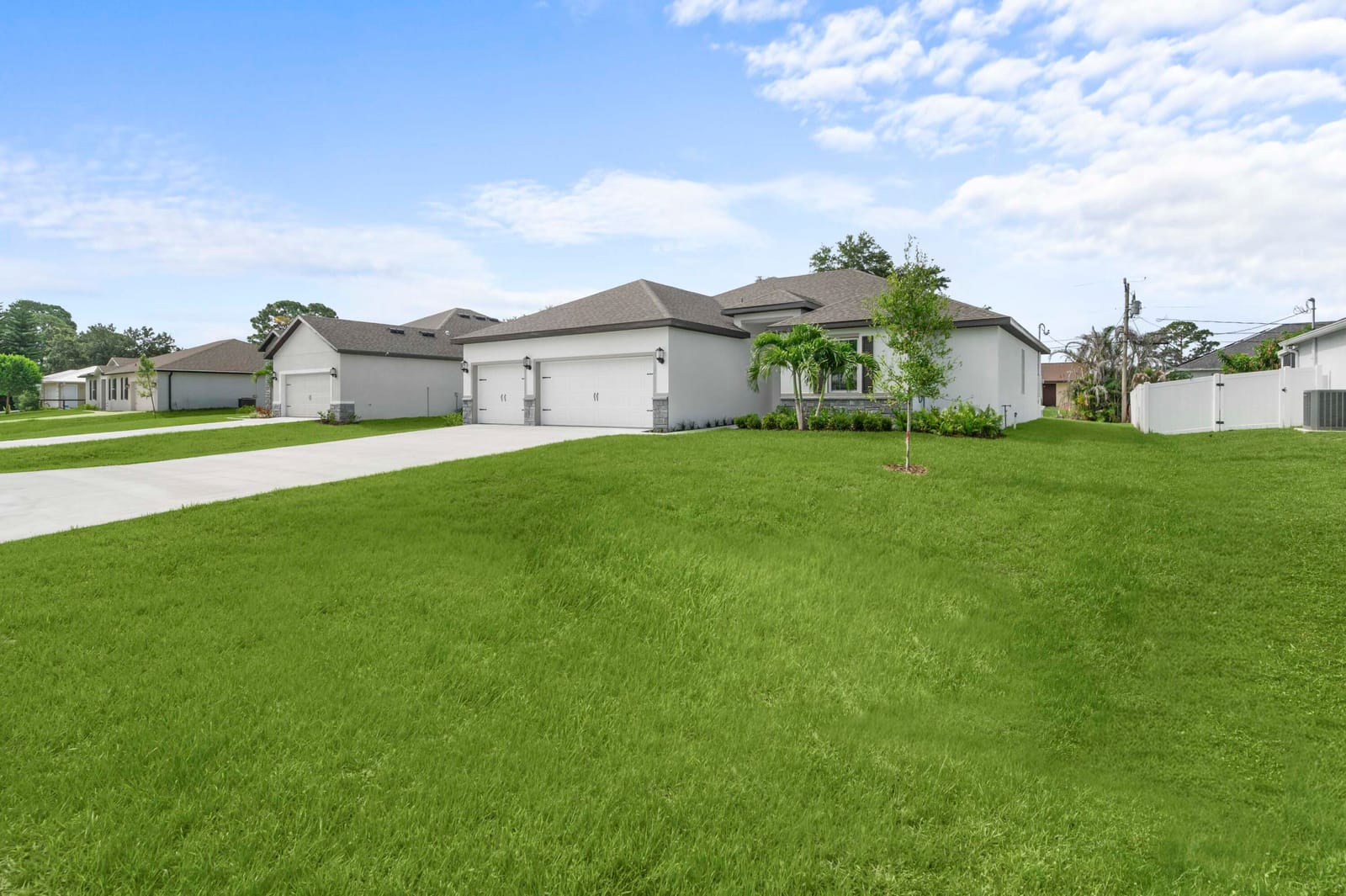 4562 SW Daemon Street — photo 3