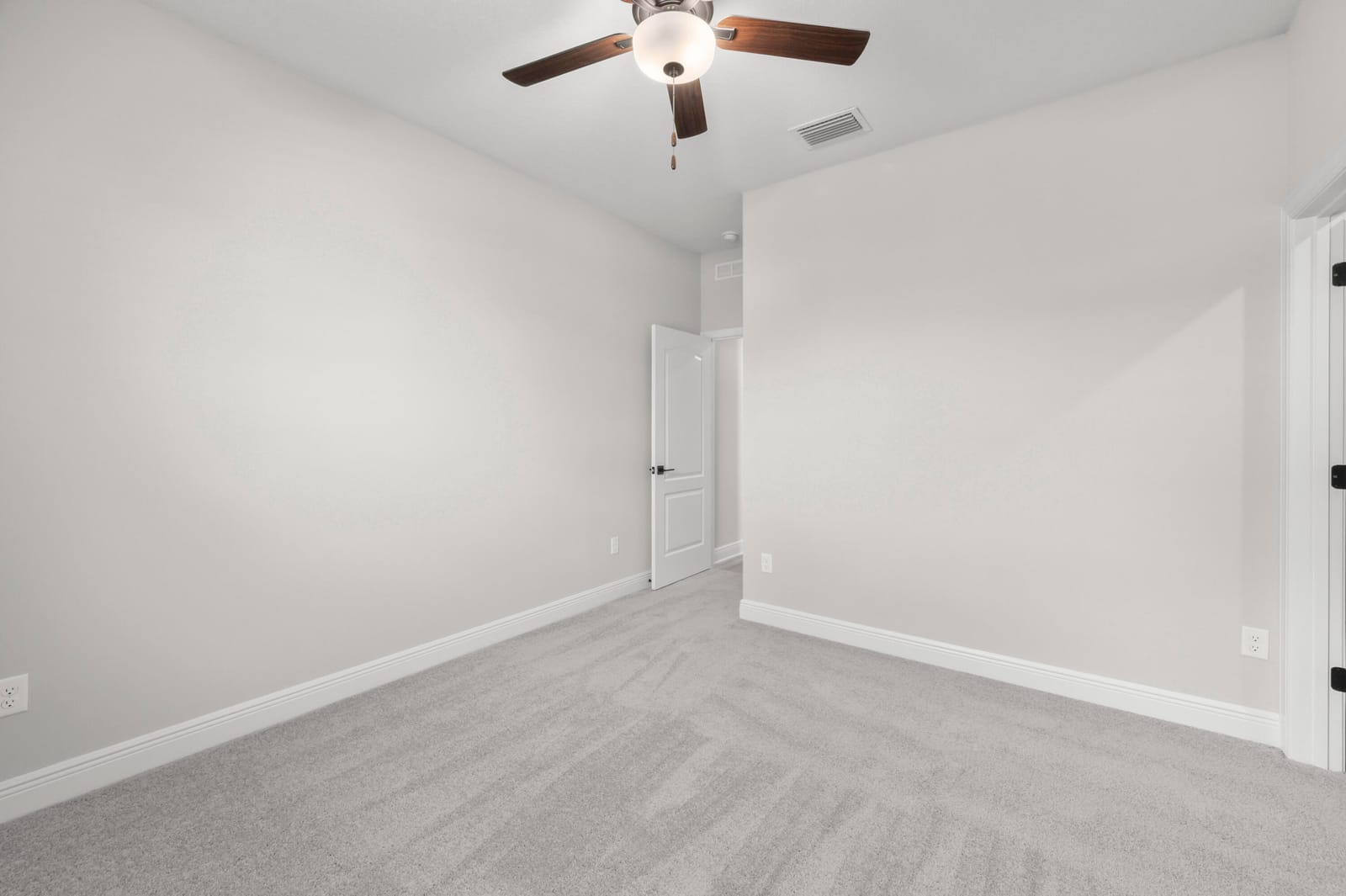 4562 SW Daemon Street — photo 7