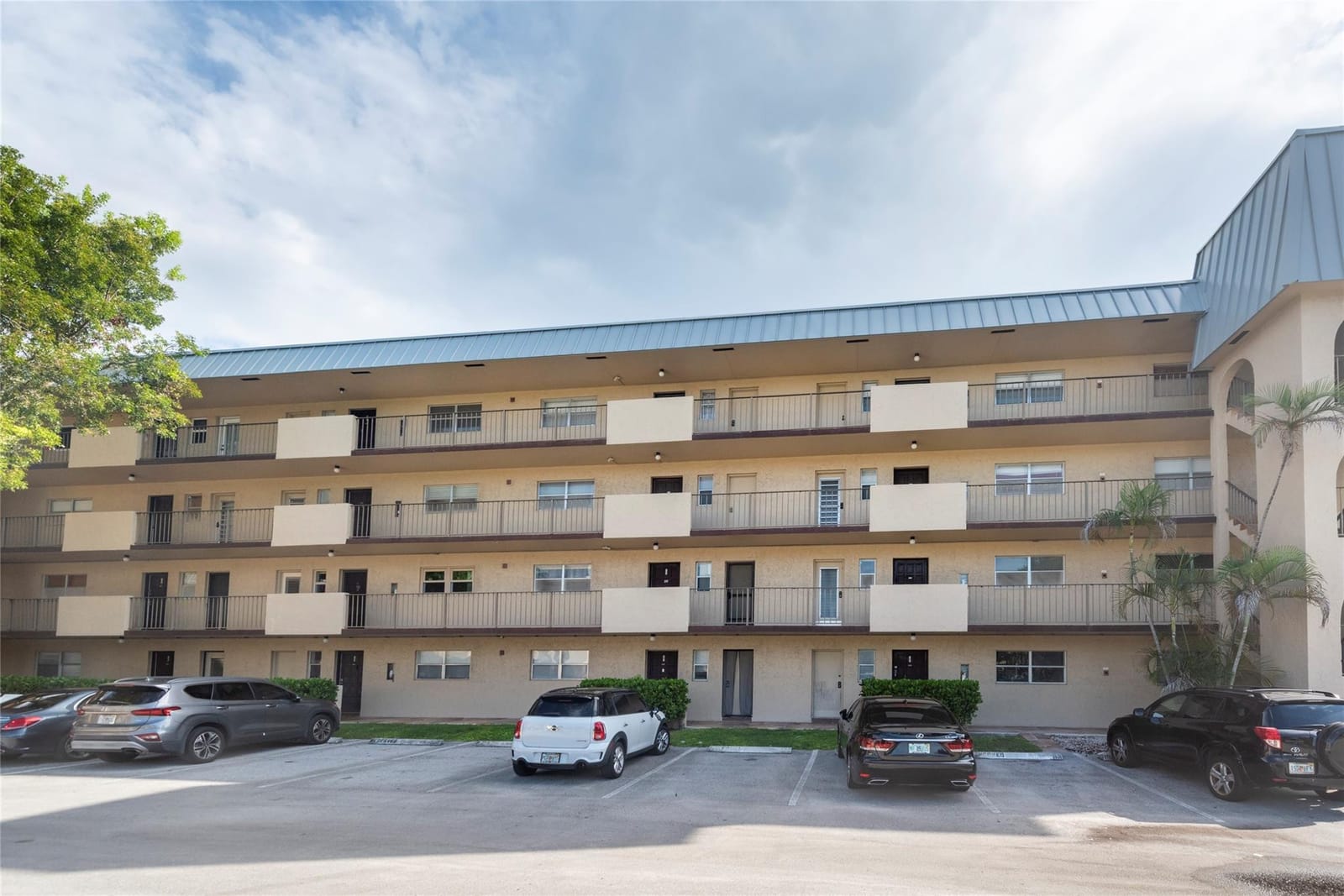 6061 N Falls Circle Drive 102 — photo 4