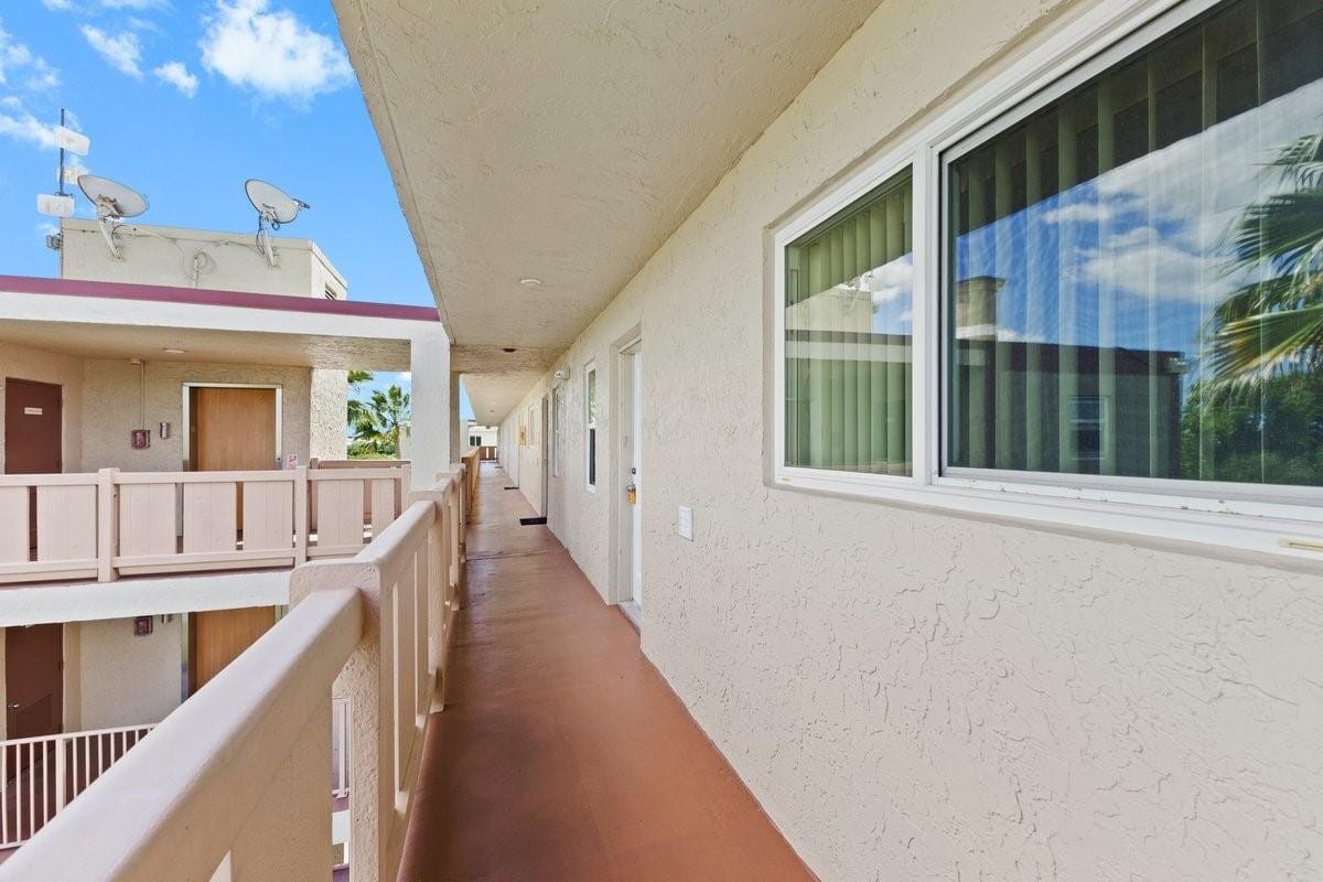 2106 S Cypress Bend Drive 506 — photo 2