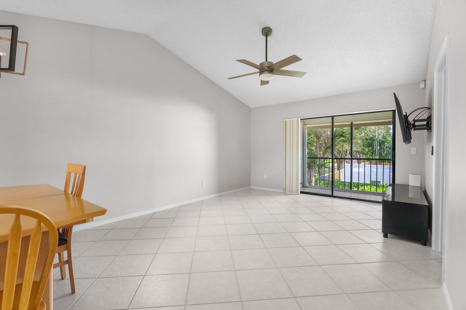 5201 W Club Circle 203, Boca Raton, FL 33487 photo 9