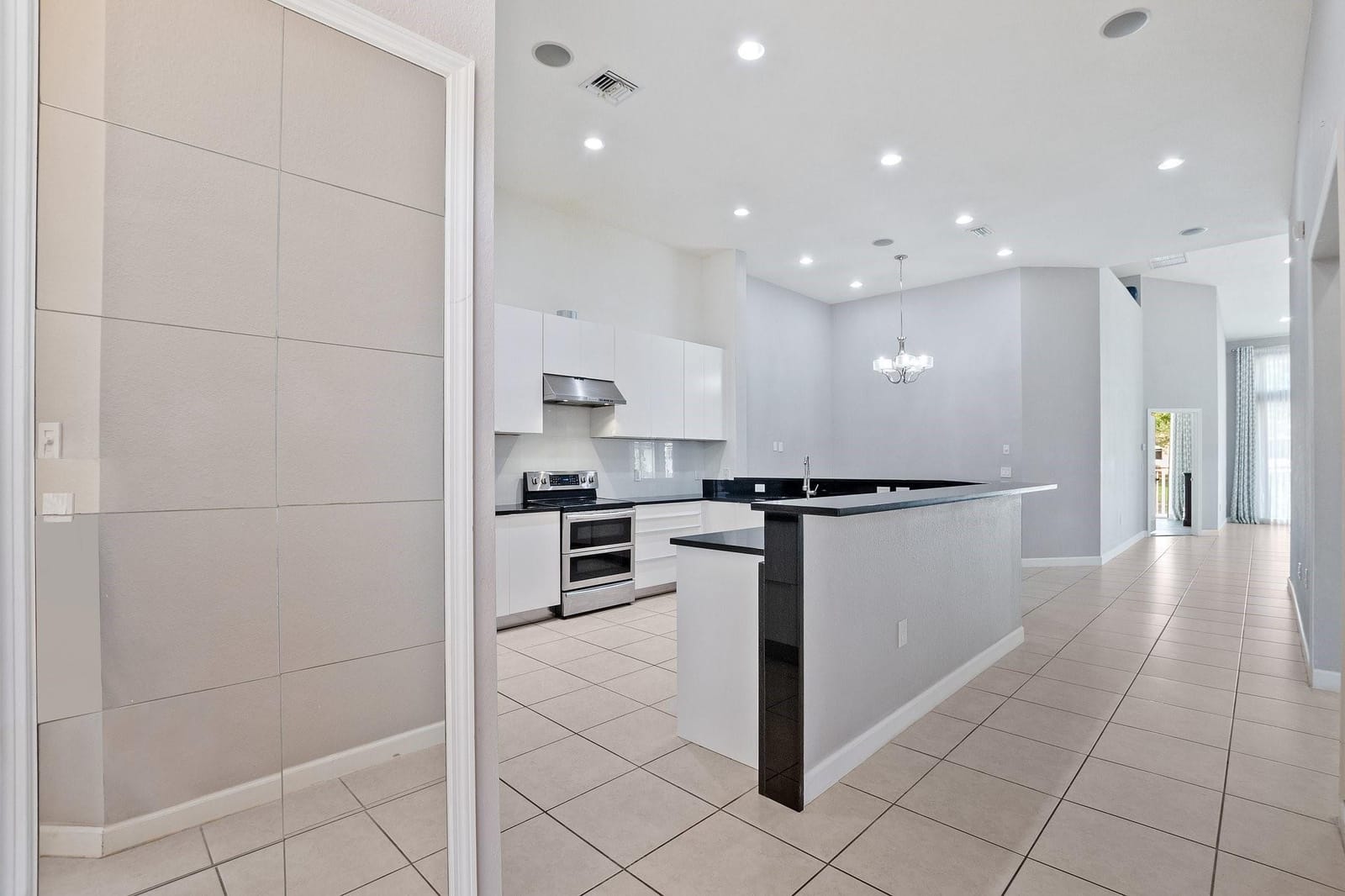816 W Village Circle 1 — photo 3