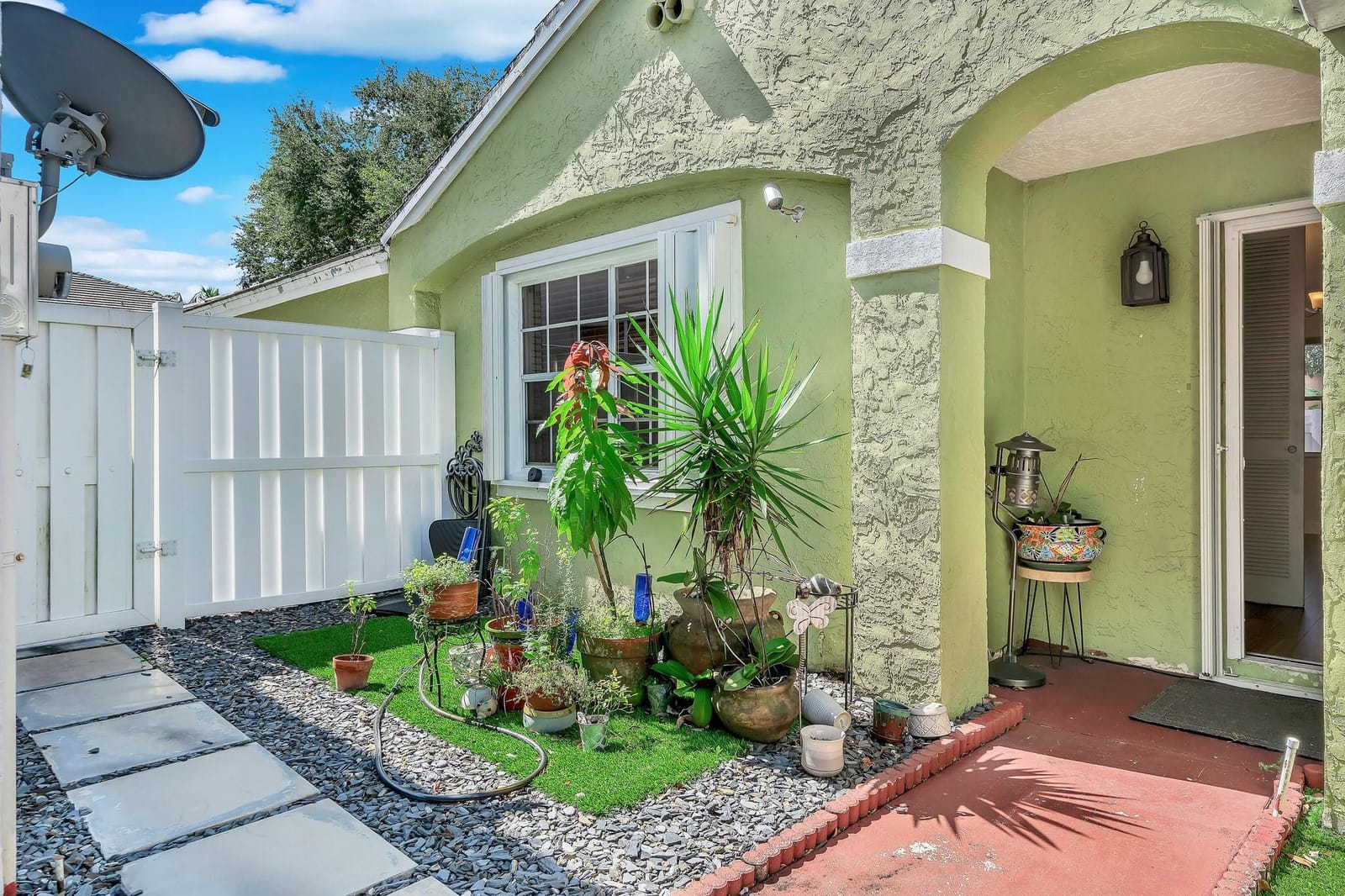 9842 NW 2nd Court, Plantation, FL 33324