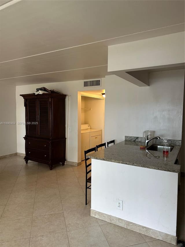 805 Meadows Circle 805, Boynton Beach, FL 33436