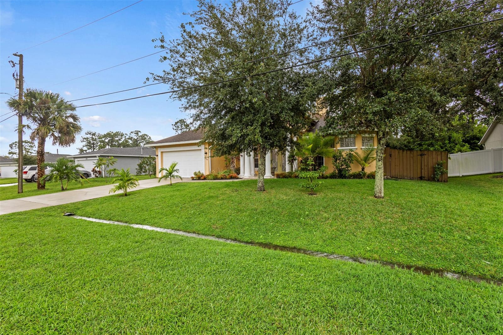 2138 SW Biella Avenue — photo 3