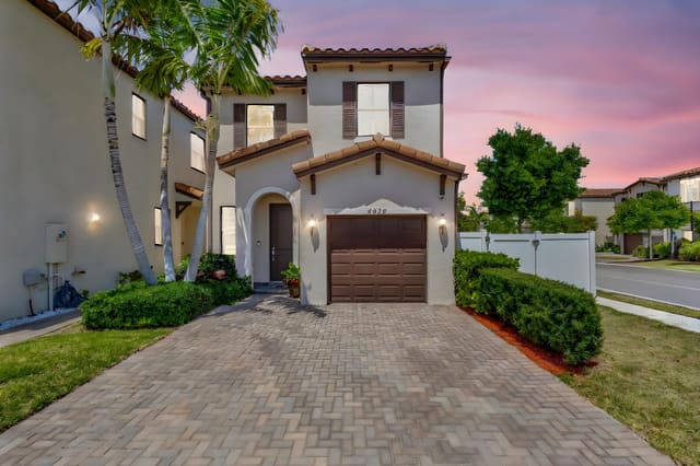 6028 Pine Tree Way, Riviera Beach, FL 33410