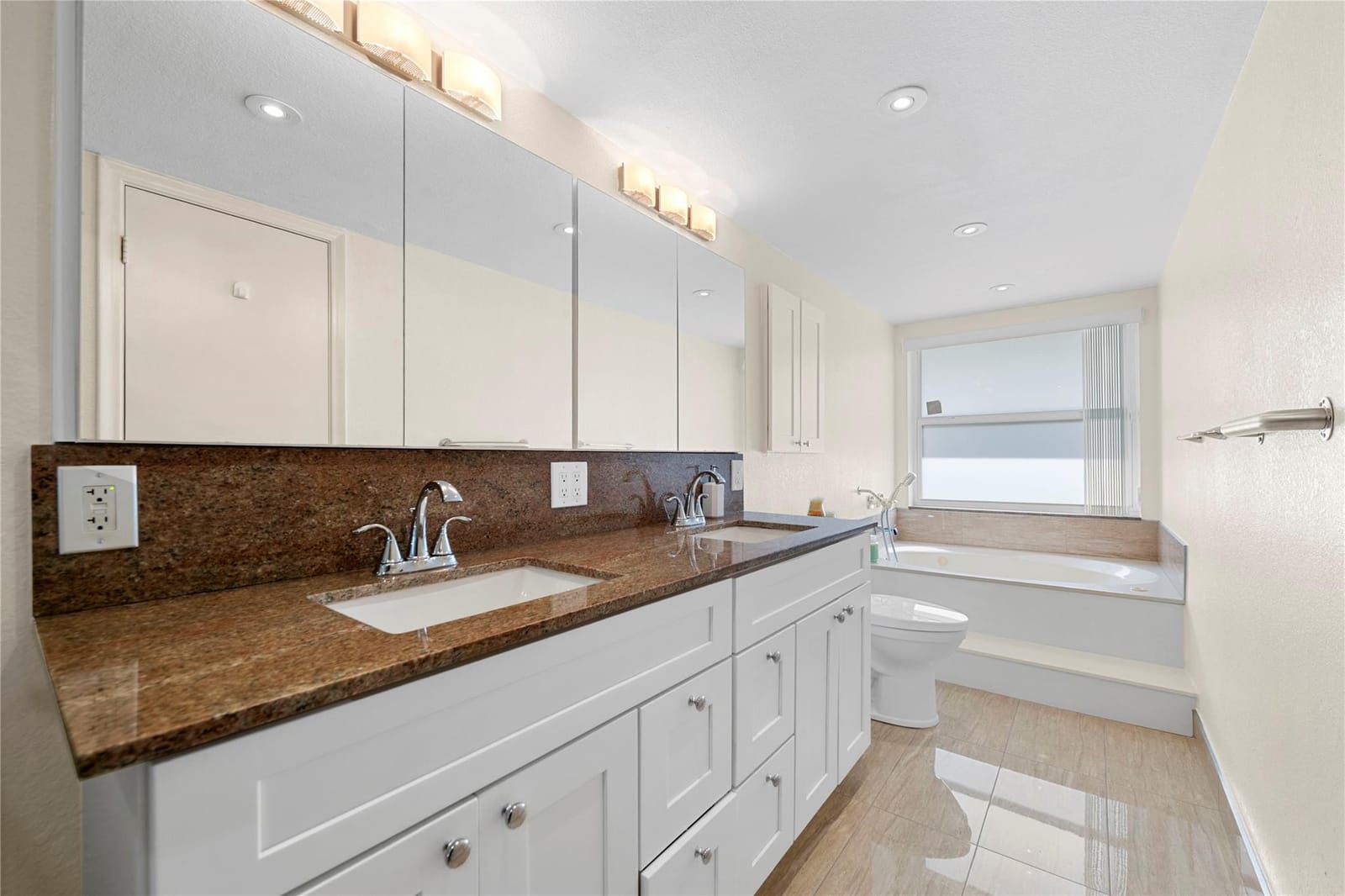 908 NE 27th Avenue 908, Hallandale Beach, FL 33009 photo 17