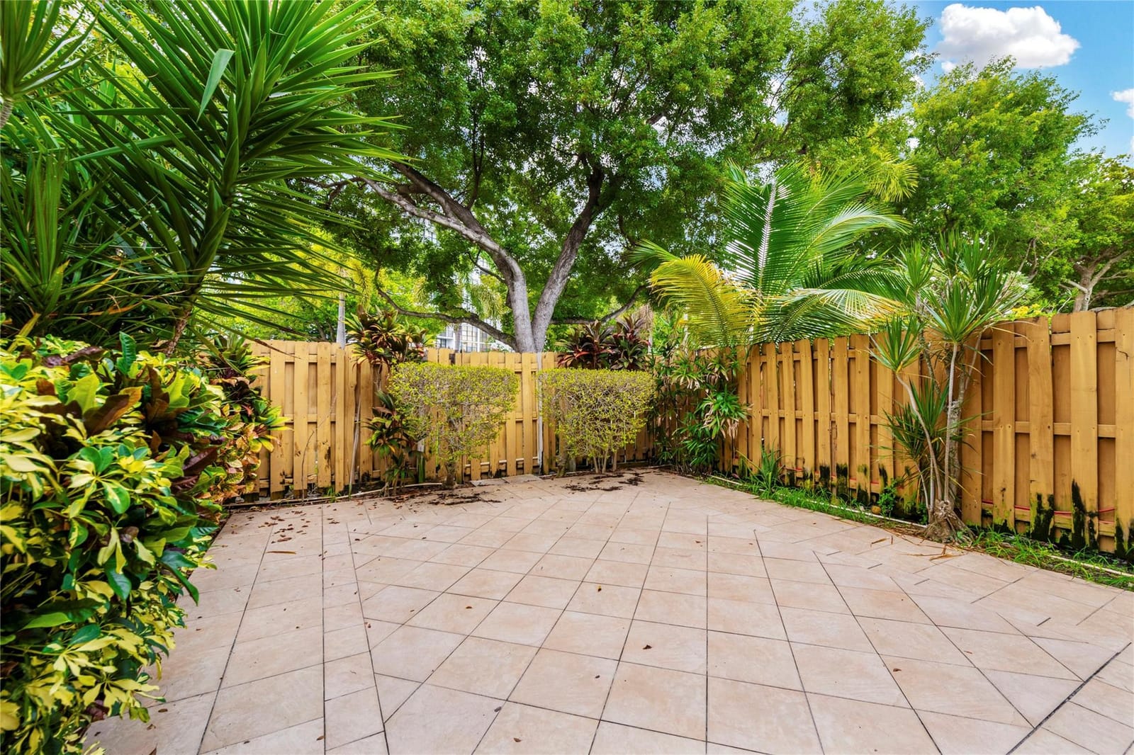 908 NE 27th Avenue 908, Hallandale Beach, FL 33009 photo 22