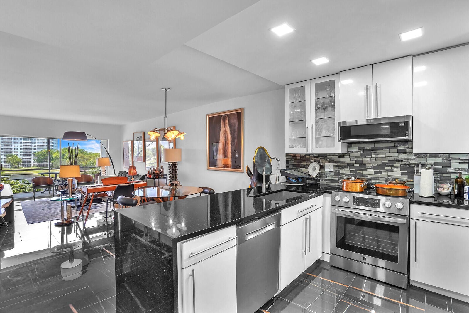 2751 N Palm Aire Drive 404 — photo 11