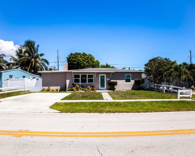 533 Cherry Road, sold in Golfview Heights 8, West Palm Beach, FL