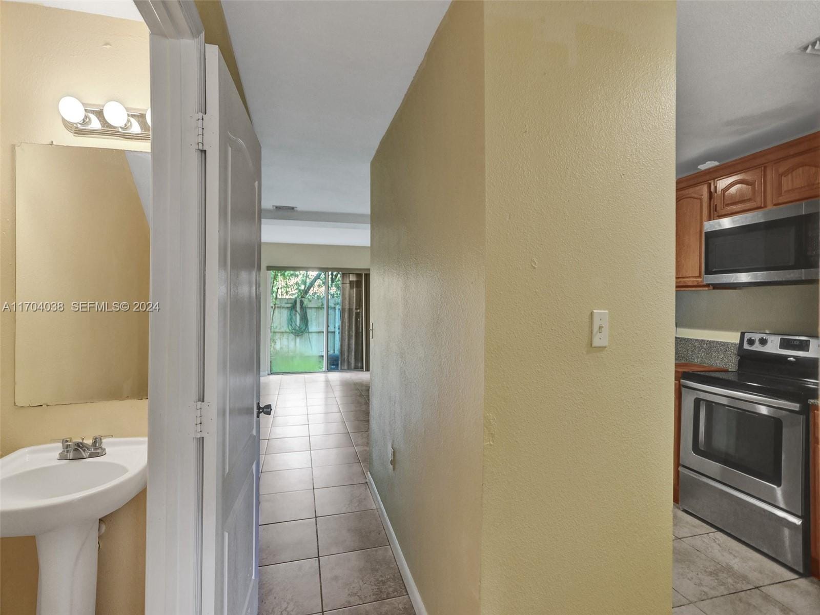 421 NW 40th Court, Oakland Park, FL 33309 photo 5