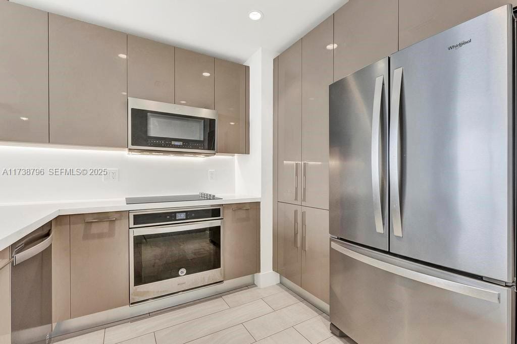 2000 Metropica Way 2307 — photo 8