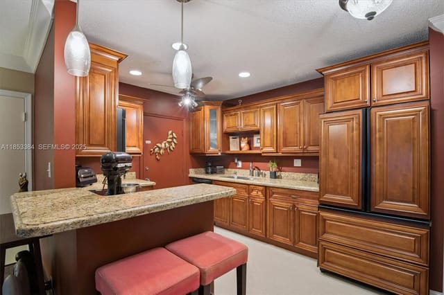 5900 NE 22nd Way 802, sold in Imperial Point Gardens Co, Fort Lauderdale, FL