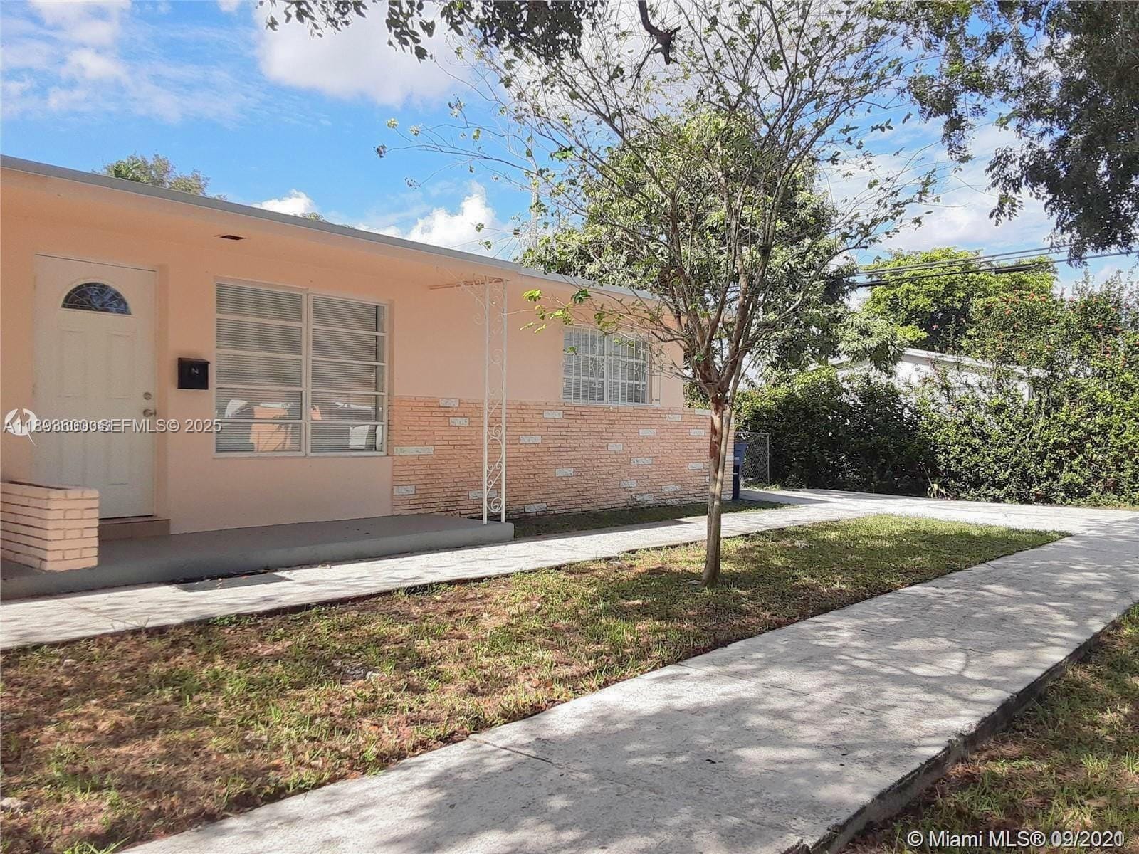 412 SW 10 Street, Hallandale Beach, FL 33009