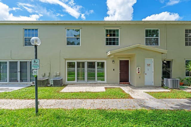 5850 NW 57th Avenue 5, sold in Woodglen Condo, Tamarac, FL