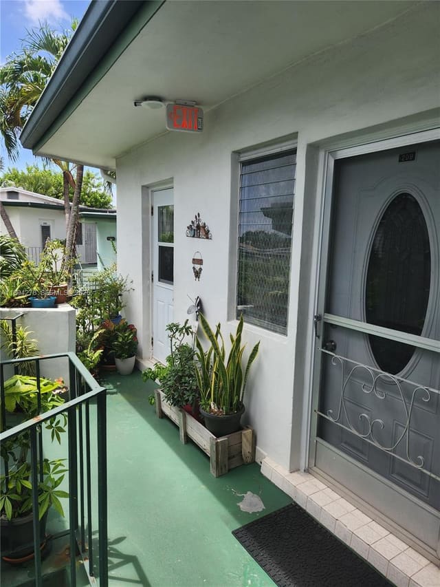 18710 NE 18th Avenue 209, sold in Sky Lake Gardens No 4 Con, Miami, FL