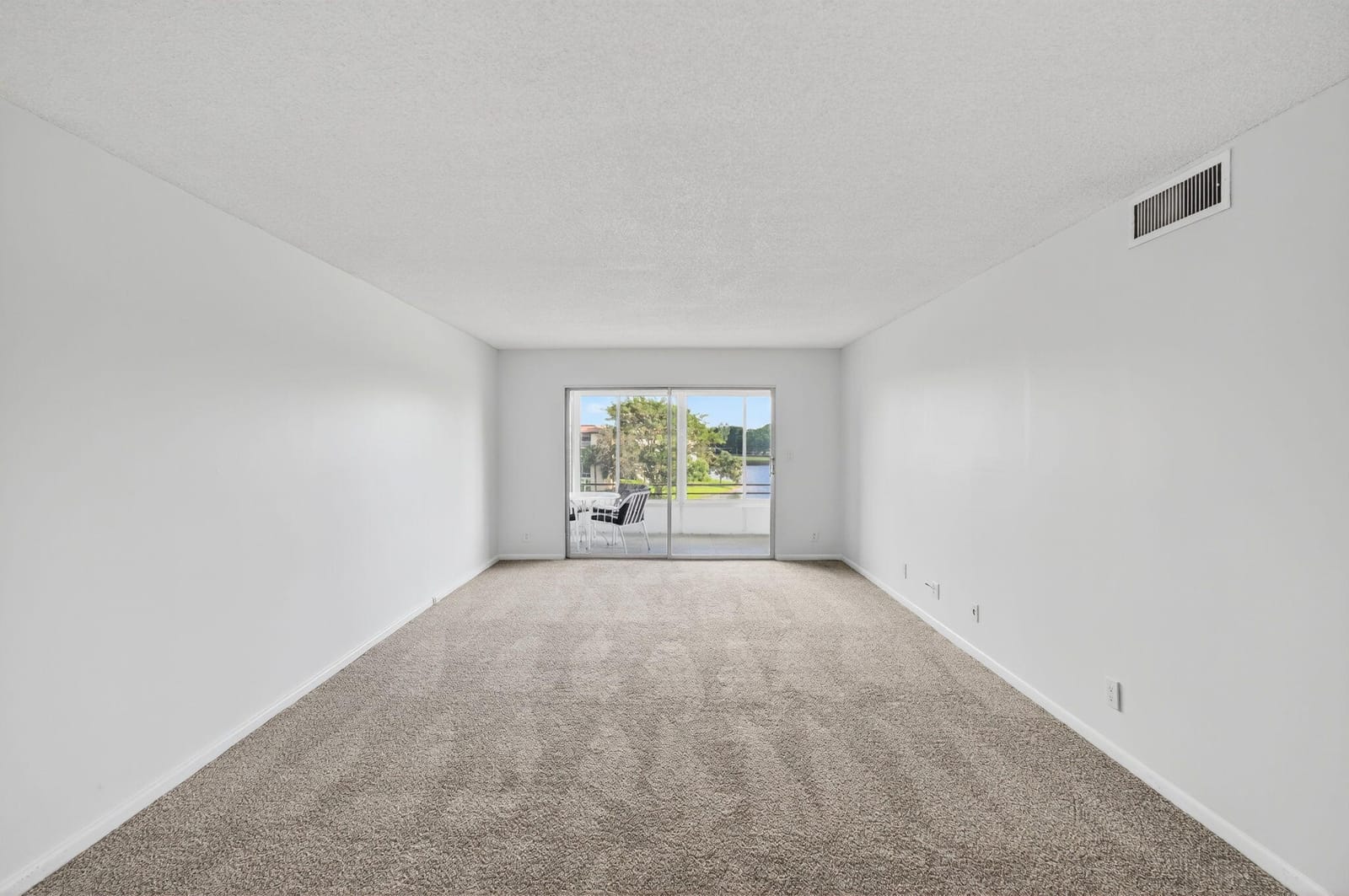 2902 Victoria Circle H4 — photo 2