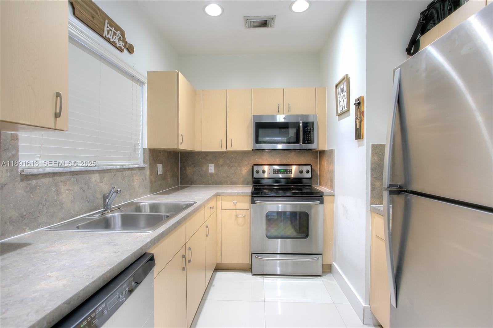 4126 NE 11th Drive — photo 8