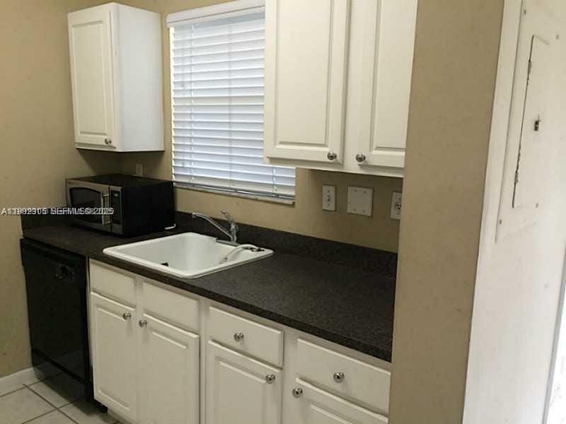 1731 NW 96th Terrace 2G — photo 2