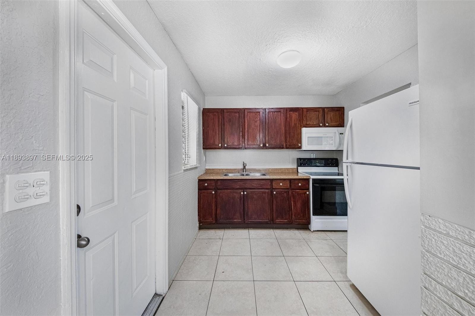 3231 NW 18th Court — photo 9