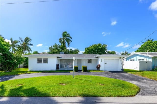 2728 NE 30th Street, sold in Lake Placid 35-23 B, Lighthouse Point, FL