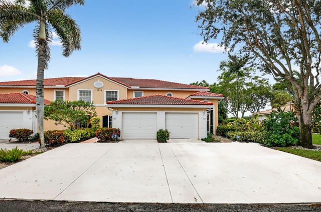 12528 Crystal Pointe Drive 202, Boynton Beach, FL 33437