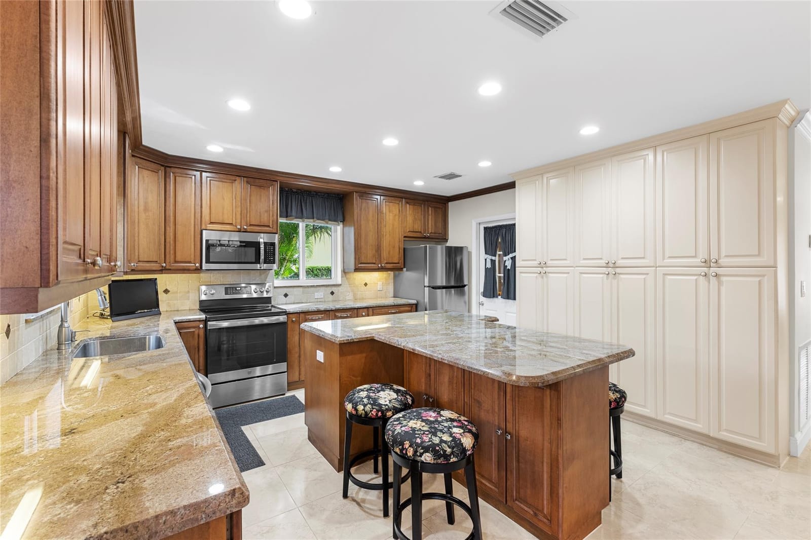 7237 E Tropical Way — photo 4