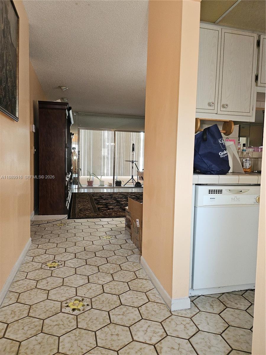 5121 W Oakland Park Boulevard 211, Lauderdale Lakes, FL 33313, Lauderdale Lakes