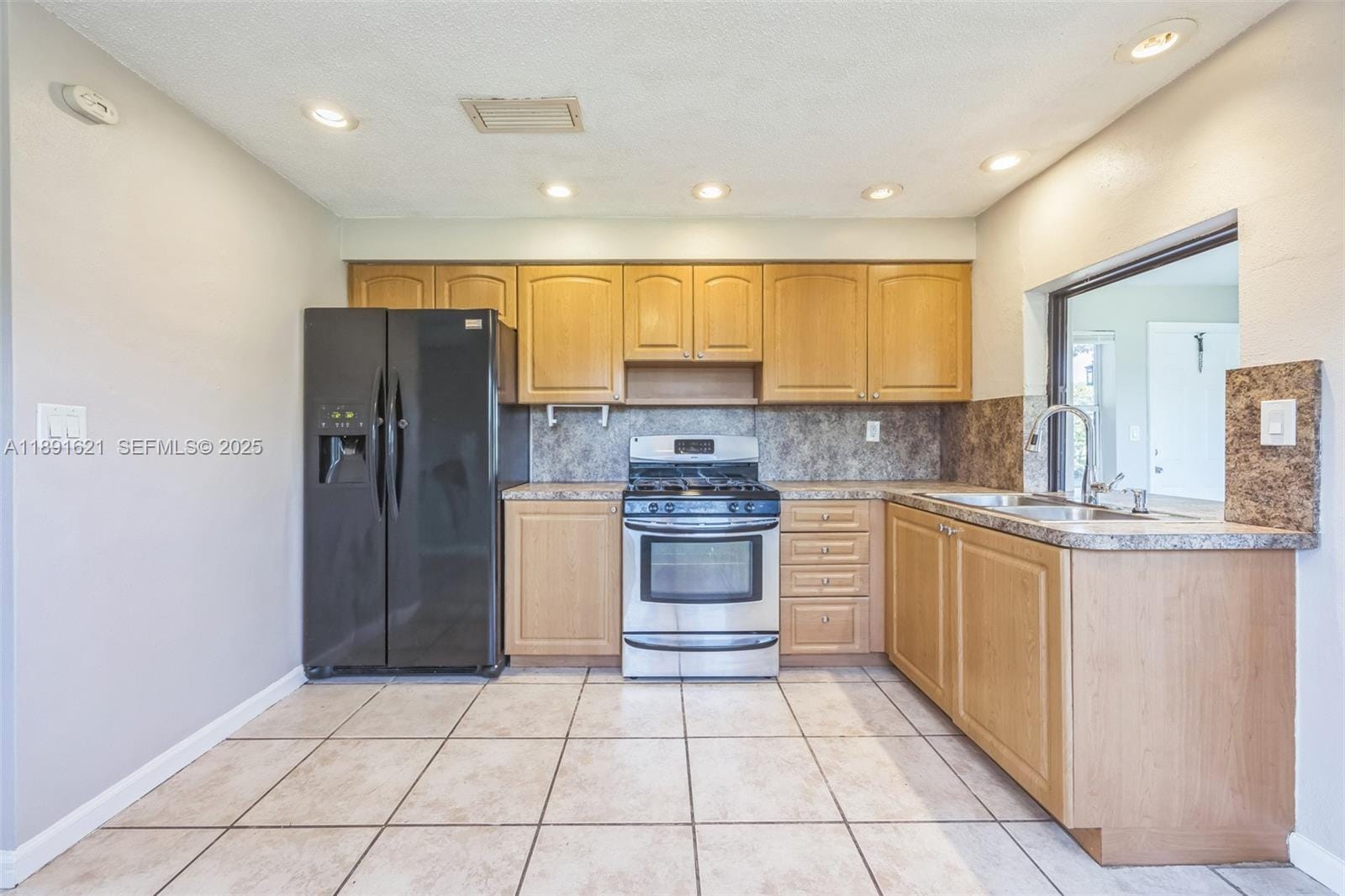 6901 NW 28th Street — photo 2