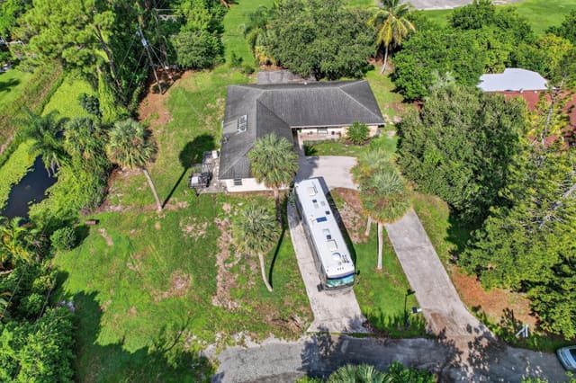 8011 45th Way N, sold in Square Lake, Palm Beach Gardens, FL