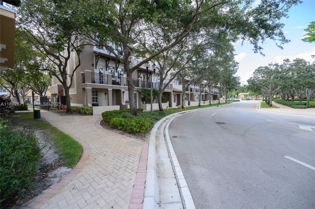 430 SW 147th Avenue, Pembroke Pines, FL 33027