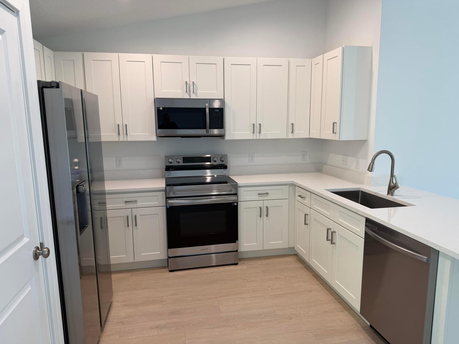 726 SW 18th Place — photo 3