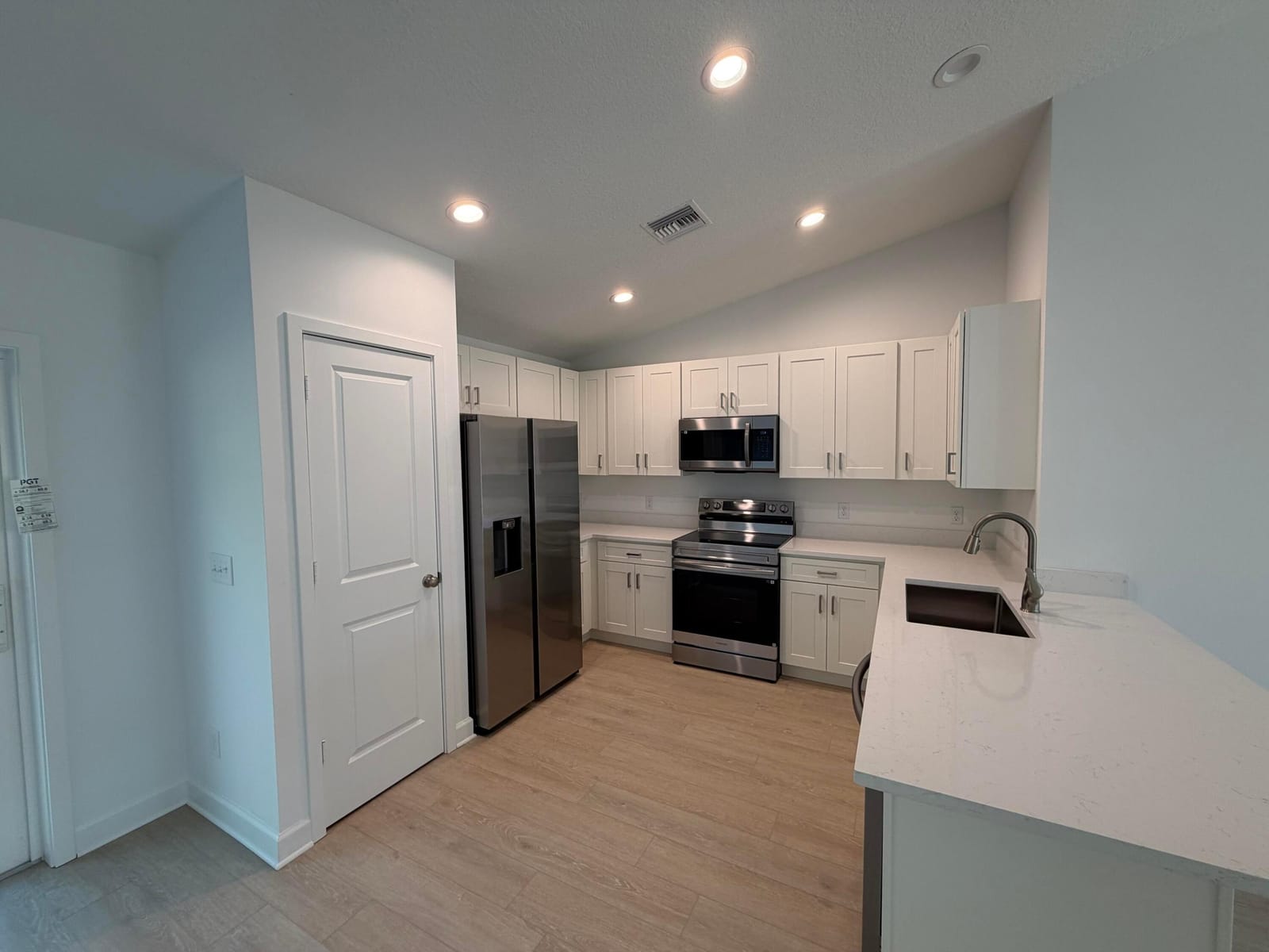 726 SW 18th Place — photo 4
