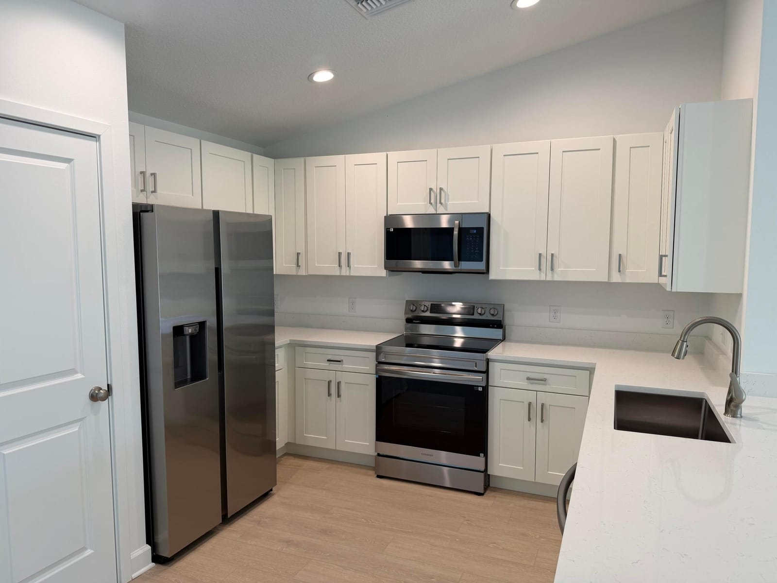 726 SW 18th Place — photo 5