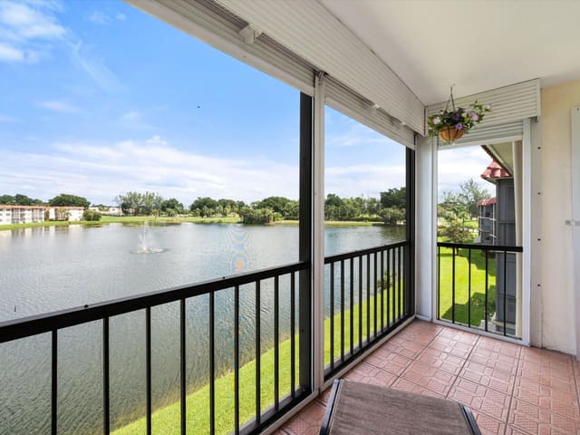 9423 S Hollybrook Lake Drive 309, Pembroke Pines, FL 33025