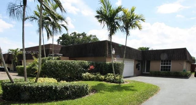 19224 W Lake Drive, Hialeah, FL 33015