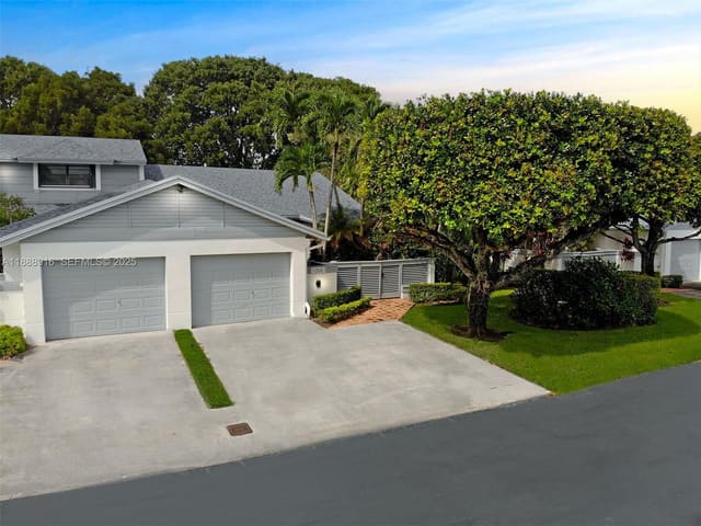 10001 NW 52nd Terrace, sold in The Townhomes Of Doral Oa, Doral, FL