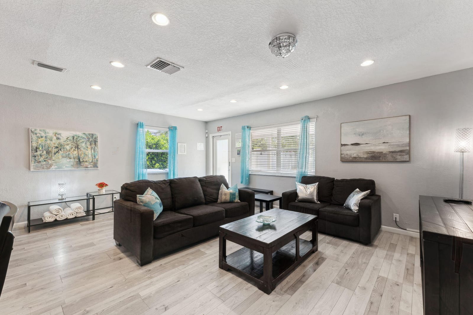 1631 N Andrews Square — photo 3