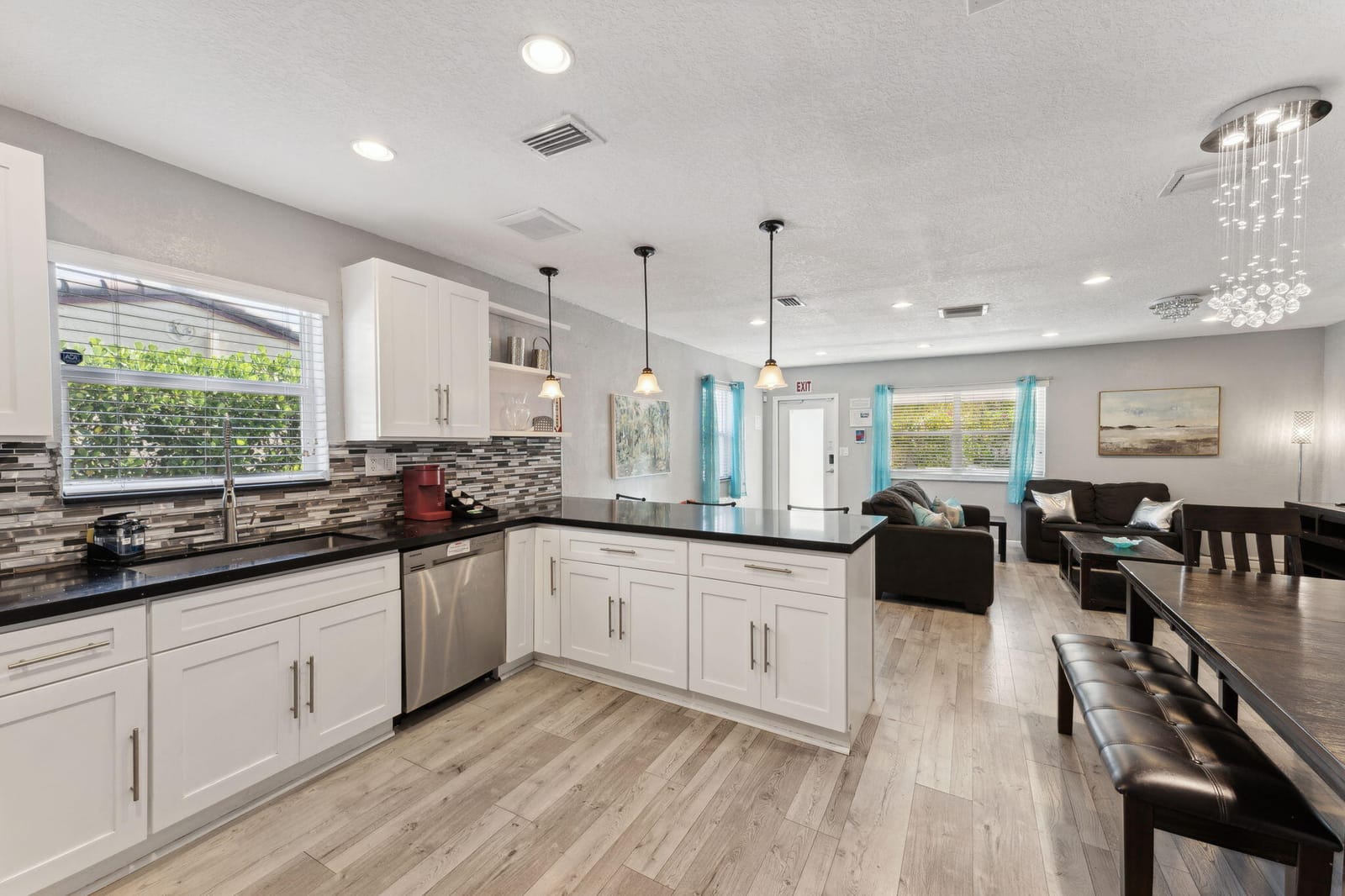 1631 N Andrews Square — photo 9