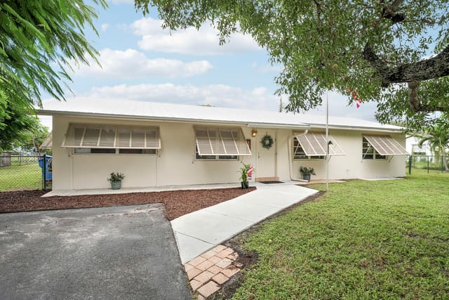 1082 Pineway Drive, Haverhill, FL 33417