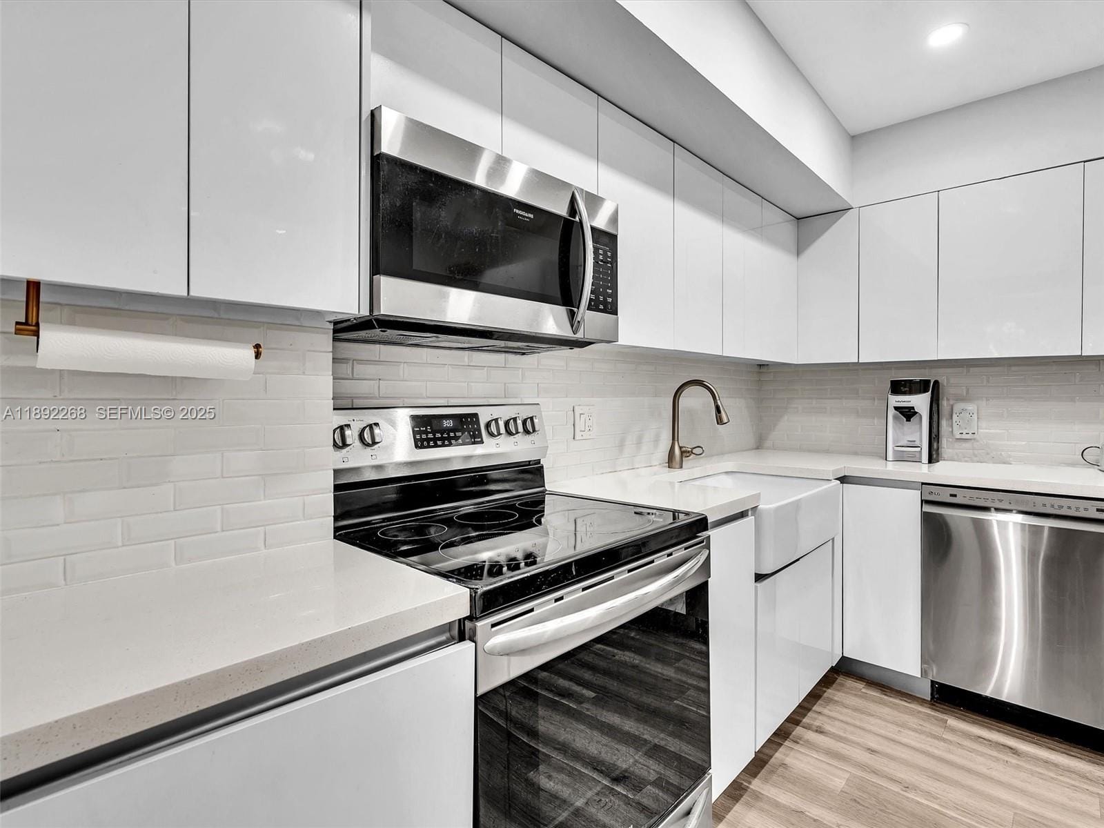 6061 N Falls Cir Drive 407 — photo 12
